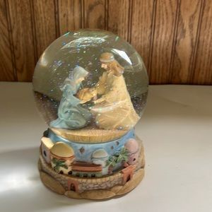 Carlton Cards Holy Family musical snow globe